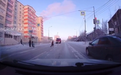 В Якутске двое детей чудом не попали под колёса пожарной машины