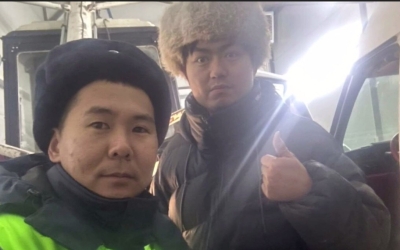 В Якутии машина с туристами заглохла в дороге: Паре из Китая помогли инспекторы ДПС