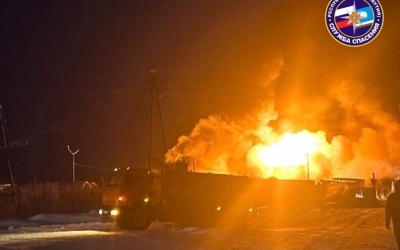 В Среднеколымске на АЗС загорелся бензовоз