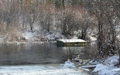 В Якутии 12 человек, находившихся на борту автомобиля "Урал", провалились под лед