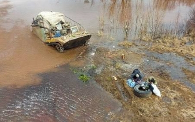 В Якутии в ручей провалился вездеход: О помощи попросили двое человек
