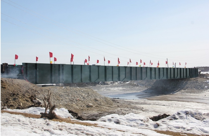 В Якутии построили мост и утопили Знамя Победы