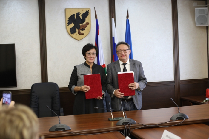 
            Окружная администрация Якутска и Национальный центр аудиовизуального наследия народов Якутии подписали соглашение о сотрудничестве        