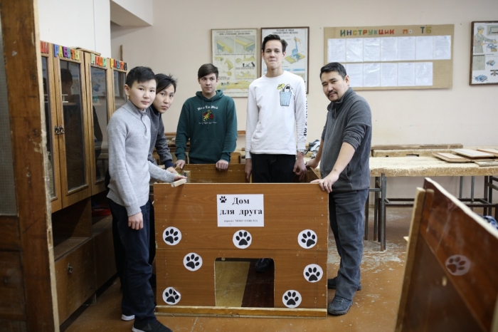 
            Школьники изготовили будку для пункта передержки животных        