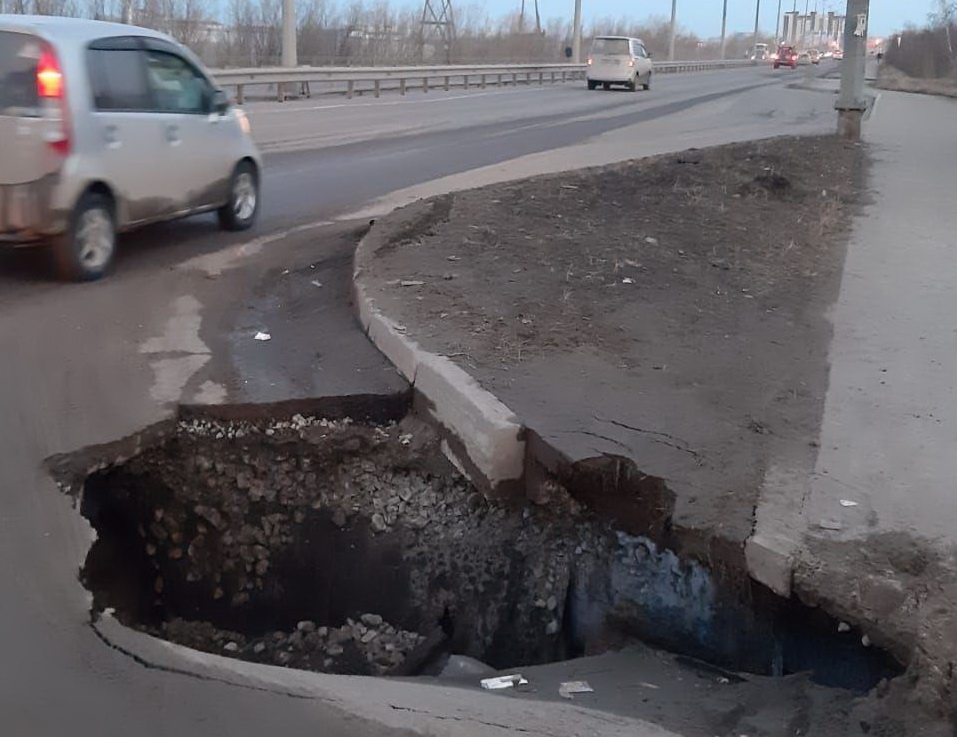 
            На одной из улиц Якутска образовался глубокий провал        