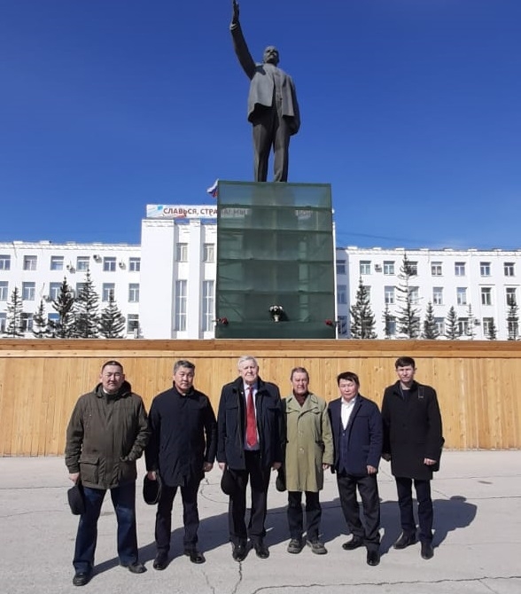 
            Народные депутаты возложили цветы к памятнику В.И. Ленину        