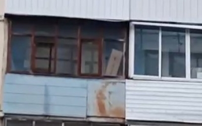 В Якутске 43-летняя женщина выпала из окна квартиры на пятом этаже