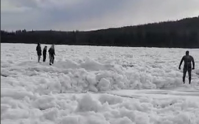 В Якутии четверых подростков едва не унесло на льдине. Их чудом спасли