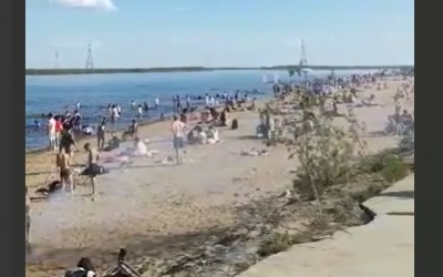 Жители Якутска из-за аномальной жары оккупировали городской пляж