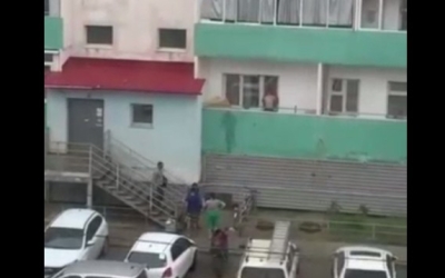 В Якутске неизвестный забрался на балкон и ворвался в чужую квартиру