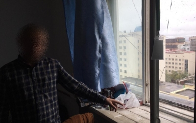 В Якутске пьяный мужчина угрожал выкинуть своих малолетних детей с 9-го этажа
