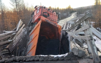 В Якутии разрушился мост, когда по нему проезжал "Камаз"