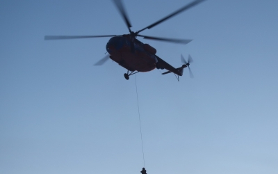 В Якутии спасли двух мужчин, лодка которых застряла во льду