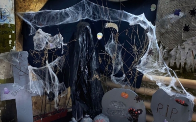 Жители одного из домов в Якутске украсили свой подъезд на Хэллоуин