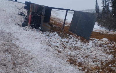 В Алданском районе водитель грузовика получил тяжелые травмы в ДТП