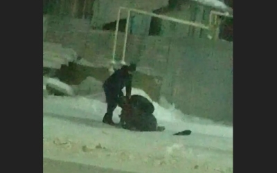 В Якутске  возле ресторана "Сунгари" прохожий остановил избиение мужчины