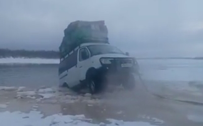 В Якутии микроавтобус застрял на опасной переправе