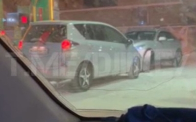 В Якутске два принципиальных водителя не смогли разъехаться на автозаправке более часа