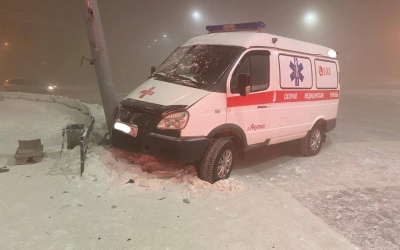 В Якутске машина скорой помощи врезалась в столб: Пострадали два человека