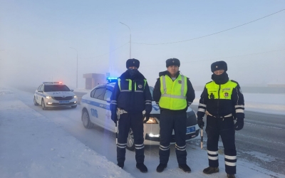 В Якутии сотрудники Госавтоинспекции помогли водителям, чей автомобиль сломался на трассе в 55-градусный мороз