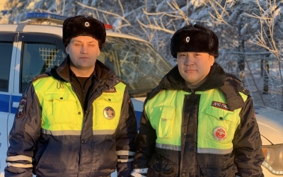 В Якутии полицейские спасли женщину во время пожара