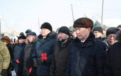 В Якутске возложили цветы в честь 80-летия со дня героического сражения на озере Ильмень
