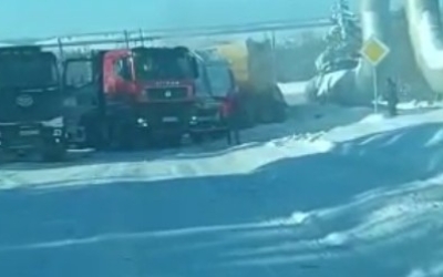 В Якутии из-за гололеда грузовой самосвал при спуске скатился вниз и врезался в три автомобиля