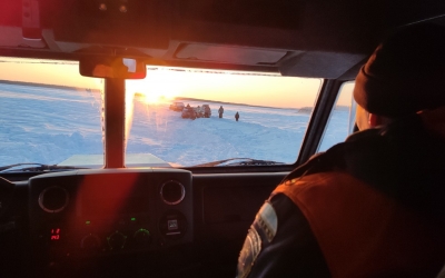 В Якутии из-за пурги семь рыбаков с четырьмя детьми застряли на реке