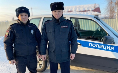 В Якутии полицейские спасли мужчину из горящего гаража