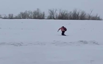 Жители пригородов Якутска бьют тревогу: Маленькая девочка идет к реке Лене по глубокому снегу