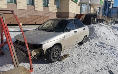 В Якутске водитель проехал на запрещающий сигнал светофора и врезался в автобусную остановку