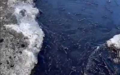 Тревожный сигнал: На реке Колыме обнаружен разлив нефти