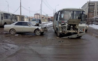 В Якутске легковой автомобиль врезался в автобус "ПАЗ"