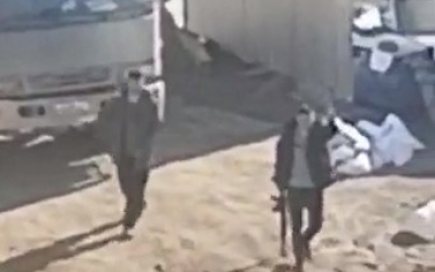 В Якутске сняли на видео двух вооруженных людей