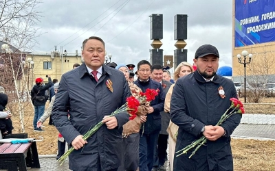 В Якутске возложили цветы к памятнику якутского снайпера и мемориалу «Солдат Туймаады»