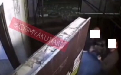 В Якутске двое мужчин напали на девушку у подъезда