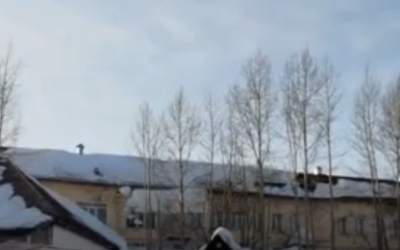 В Якутии сошедший с крыши снег повредил здание школы