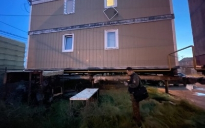 В Якутске ребенок выпал из окна на втором этаже: Малыша экстренно увезли в медучреждение