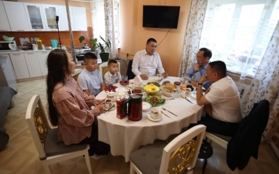 Айсен Николаев посетил семью мобилизованного из Нюрбы