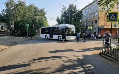 Мотоциклист без прав, уходя от столкновения с автобусом, совершил наезд на двухлетнюю девочку