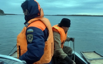 В Якутии перевернулась лодка с пятью рыбаками: Трое смогли выбраться на берег, идут поиски двух человек