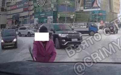 В Якутске бабушка с тростью нападает на машины и прохожих