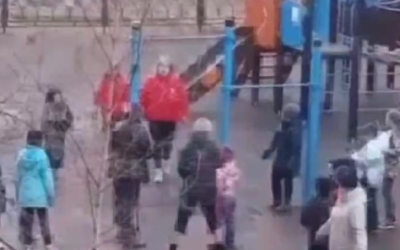 "Эй, подруга, ты кто такая?": Появилось новое видео разборок на детской площадке