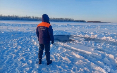 На Лене под лед провалился трактор, два человека не смогли выбраться из кабины