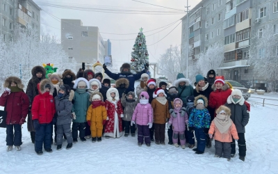 В Якутске жильцы дома по улице Кирова в 40-градусный мороз провели дворовой праздник