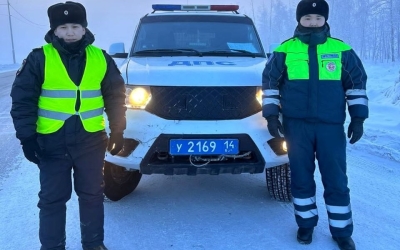 В Чурапчинском улусе полицейские помогли семье, чья машина сломалась на трассе в 50-градусный мороз