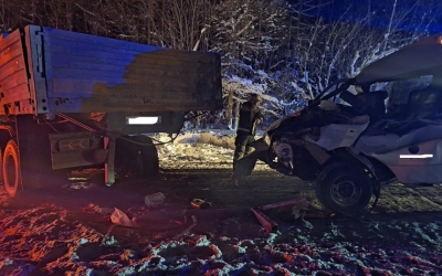 В Якутии водитель врезался в прицеп и погиб