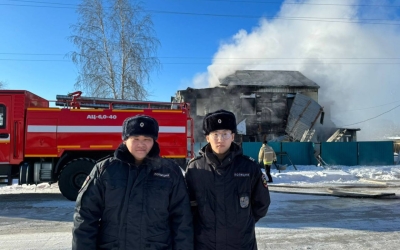 В Якутии полицейские спасли 91-летнего пенсионера из горящего дома