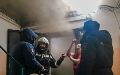 В Якутске огнеборцы спасли 12 человек во время пожара в общежитии
