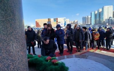В Якутске прошло возложение цветов к памятнику Роману Дмитриеву